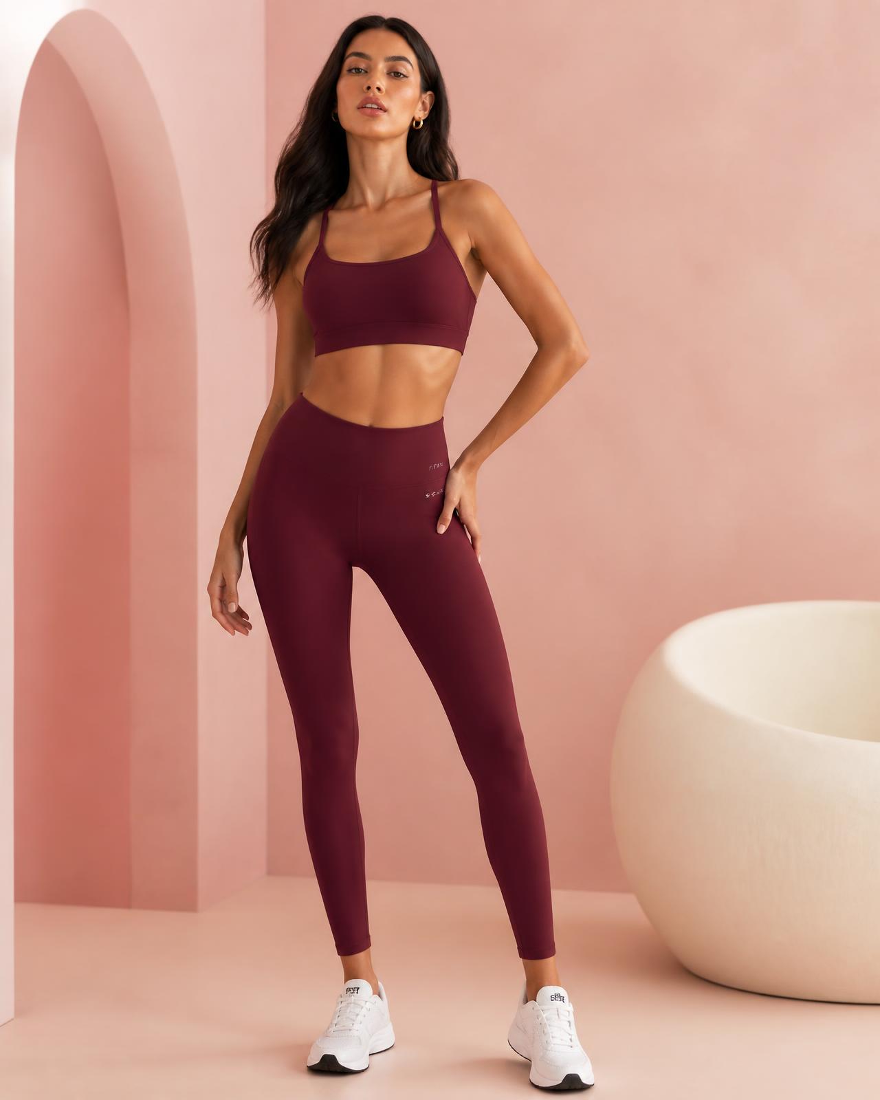 Modelo vestindo conjunto fitness vinho da Emma Moda Fitness